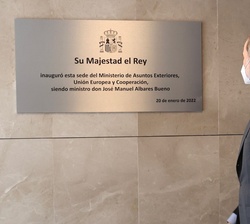 Don Felipe ante la placa conmemorativa de su visita a la nueva sede del MAEC